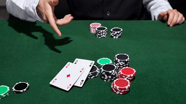 Những kiểu tố bài khi chơi Poker bạn phải biết